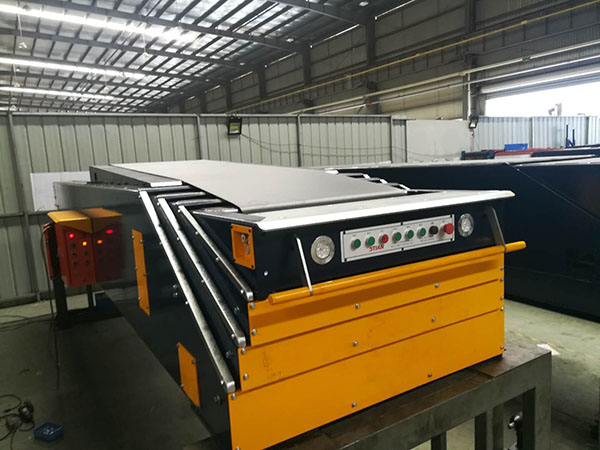 Fixed belt retractable conveyor with hump platform