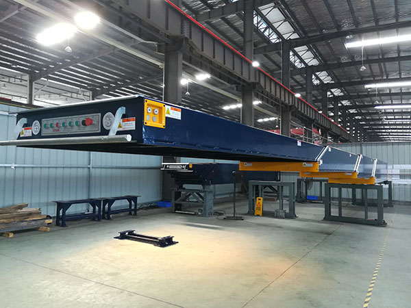 Fixed belt retractable conveyor with climbing platform